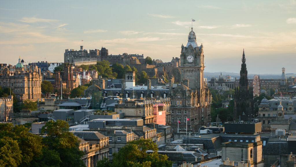 Blick von Calton Hill auf die Altstadt von Edinburgh